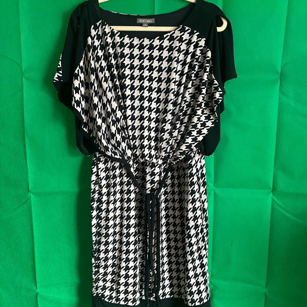 Carmen’s Black & White Collection Roz & Ali Black & White Houndstooth Midi Dress